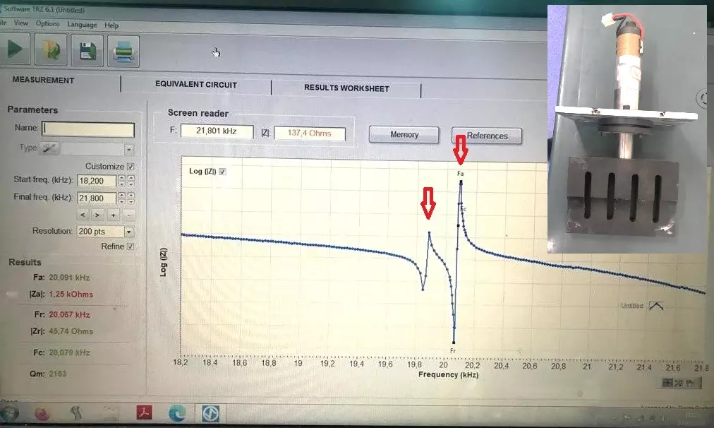 Curva de sonotrodo de aço largo com duas frequências (uma é lateral). Medição pelo Analisador TRZ®.