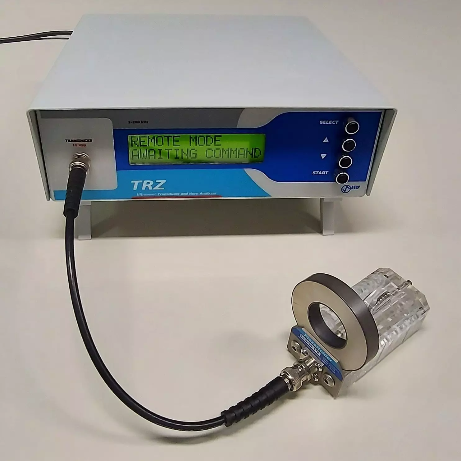 Analizador TRZ con PiezoHolder probando una cerámica piezoeléctrica.